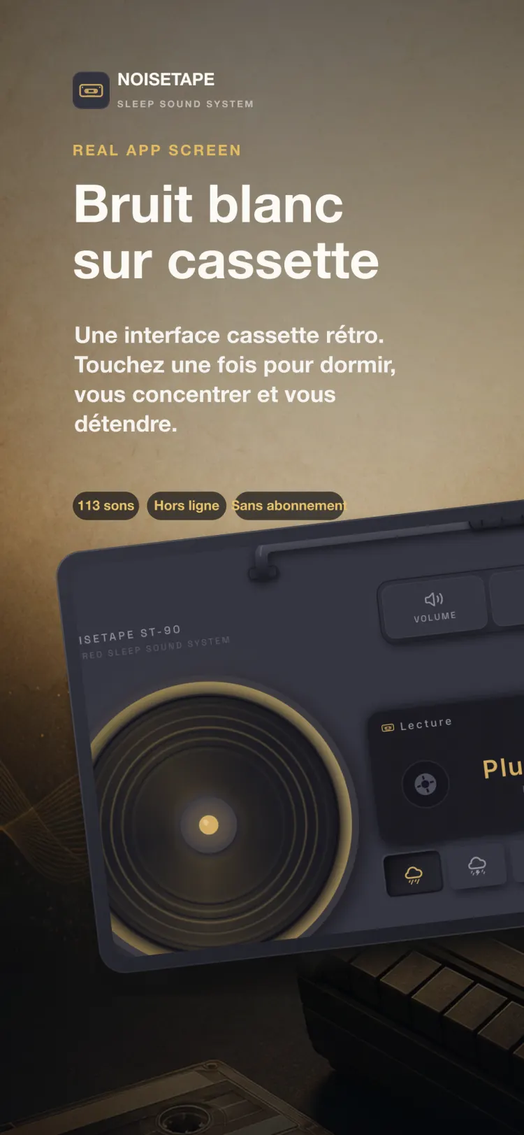 Lecteur NoiseTape sur iPhone — un radiocassette rétro jouant Pluie légère, avec touches mécaniques volume, minuteur et réglages