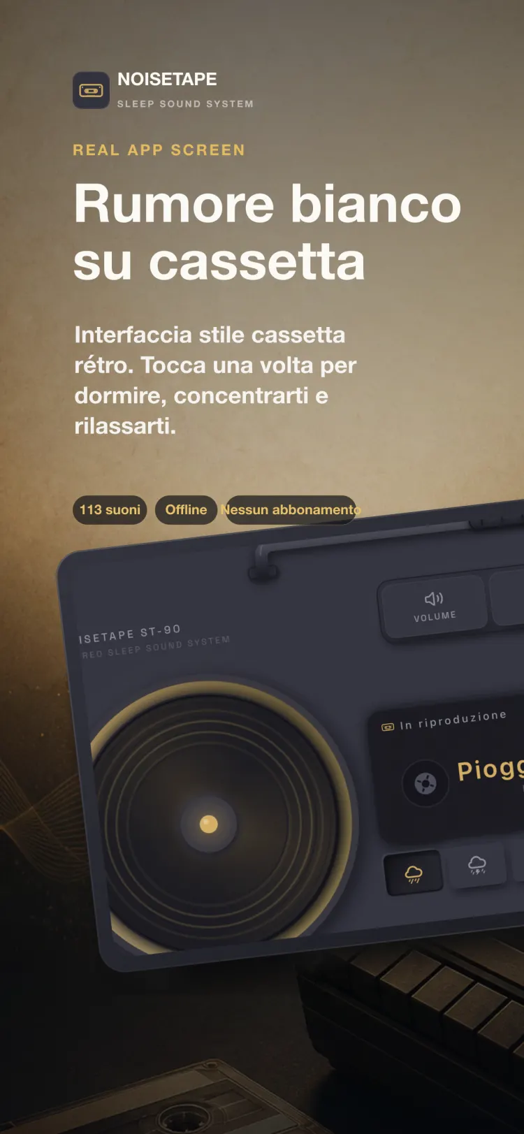 Player di NoiseTape su iPhone — un boombox rétro che riproduce Pioggia leggera, con tasti meccanici per volume, timer e impostazioni