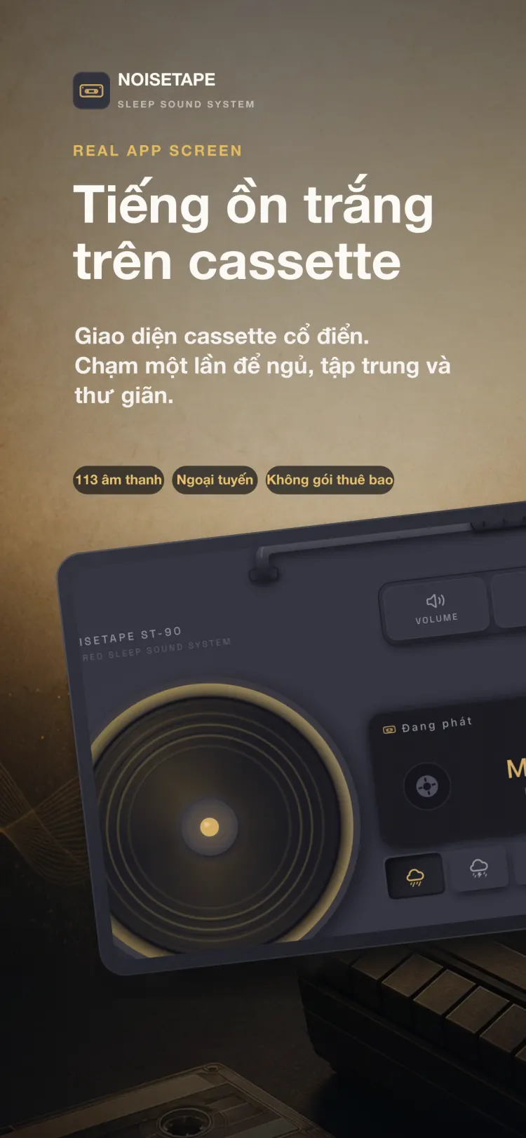 Trình phát NoiseTape trên iPhone — chiếc đầu băng cassette cổ điển đang phát Mưa nhẹ, với các phím cơ chỉnh âm lượng, hẹn giờ và cài đặt